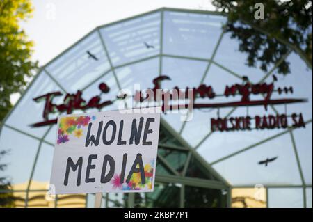 Am 22. Mai 2020 wird in Warschau, Polen, ein Schild mit der Aufschrift Free Media gegen das Logo des polnischen Radio 3 gesehen. Menschen protestierten vor dem polnischen Radio 3 gegen die Zensur, die stattfand, nachdem ein Lied, das von Kult-Bandfrontmann Kazik Staszewski veröffentlicht wurde, aus der einflussreichen Fridays-Hitchart entfernt wurde. Kaziks Song 'Twoj bol jest lepszy niz moj' (Your pain is better than my pain) wird als Kritik an Jaroslaw Kaczynski, dem Vorsitzenden der Regierungspartei Law & Justice (PiS), angesehen, obwohl sein Name nicht in den Texten des Songs erscheint. Kazik schrieb das Lied, nachdem Kaczynski im Commem erschienen war Stockfoto