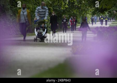 Am 18. Mai 2020 werden die Menschen im Park der Königlichen Bäder in Warschau, Polen, das warme Wetter genießen sehen. Am 18. Mai ist die 3. Phase der Aufhebung der Einschränkungen durch das Coronavirus in Kraft getreten, in der Bars, Cafés, Restaurants und Friseursalons wieder geöffnet werden, wobei bestimmte Hygienestandards im Auge behalten werden, um die Auswirkungen der Wiedereröffnung auf die Epidemie zu minimieren. (Foto von Jaap Arriens/NurPhoto) Stockfoto