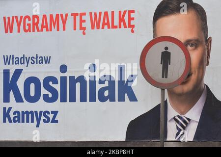 Ein Wahlplakat von Wladysaw Kosiniak-Kamysz von der Polnischen Volkspartei (PSL), einem Kandidaten für die Präsidentschaftswahl 2020 mit der Polnischen Koalition, gesehen in Krakau. Am Sonntag, den 24. Mai 2020, in Krakau, Polen. (Foto von Artur Widak/NurPhoto) Stockfoto