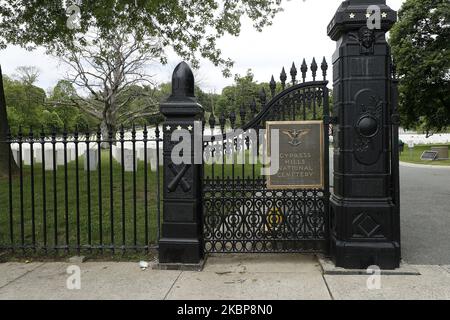 Eintritt zum Cypress Hill Cemetery, im Brooklyn Borough of New York City USA, am 24. Mai 2020. Memorial Day ist ein amerikanischer Feiertag, der an die Männer und Frauen erinnert, die während des Militärs der USA starben. (Foto von John Lamparski/NurPhoto) Stockfoto