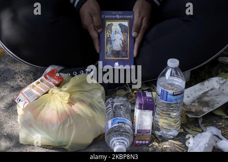 Ein junger Mann aus Straßenvölkern mit einer religiösen Postkarte in der Gegend von Barranca del Muerto angesichts des Gesundheitsnotstands von Covid-19 in Mexiko. (Foto von Gerardo Vieyra/NurPhoto) Stockfoto