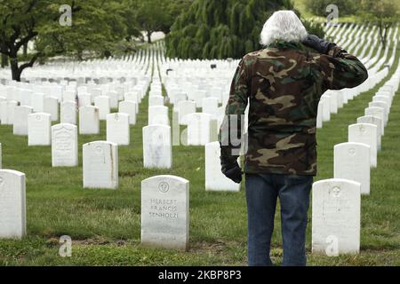 Sergeant John Picart, 42 Infanterie begrüßt am 24. Mai 2020 die Gräber von US-Soldaten auf dem Cypress Hill US Military Cemetery im Brooklyn Borough of New York City USA. Memorial Day ist ein amerikanischer Feiertag, der an die Männer und Frauen erinnert, die während des Militärs der USA starben. (Foto von John Lamparski/NurPhoto) Stockfoto