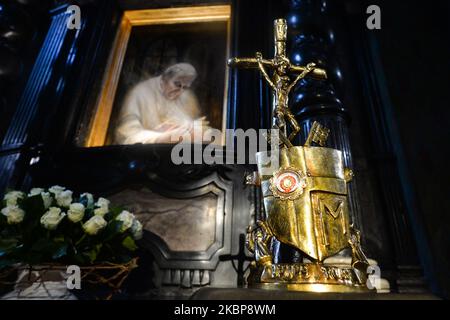 Ein Bild von Papst Jean Paul II. In der Kirche des heiligen Franz von Assisi in Krakau. Am Freitag, den 22. Mai 2020, in Krakau, Polen. (Foto von Artur Widak/NurPhoto) Stockfoto