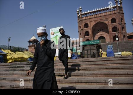 Indische muslime gehen während der Beschränkungen am Vorabend von Eid ul Fitr, der das Ende des islamischen Monats Ramadan, Delhi, Indien am 25. Mai 2020 markiert, außerhalb des geschlossenen Jama Masjid. (Foto von Muzamil Mattoo/NurPhoto) Stockfoto