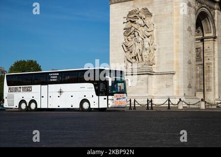 Ein Dutzend Mitarbeiter von Bustourismusunternehmen protestieren am 25. Mai 2020 um den Triumphbogen in Paris, Frankreich, weil sie nicht Teil des Tourismusplans der Regierung waren, um dem Tourismussektor während der Krise des Coronavirus zu helfen. (Foto von Jerome Gilles/NurPhoto) Stockfoto