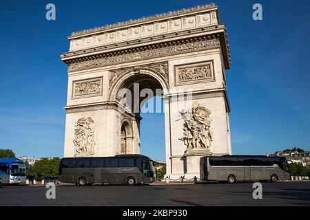 Ein Dutzend Mitarbeiter von Bustourismusunternehmen protestieren am 25. Mai 2020 um den Triumphbogen in Paris, Frankreich, weil sie nicht Teil des Tourismusplans der Regierung waren, um dem Tourismussektor während der Krise des Coronavirus zu helfen. (Foto von Jerome Gilles/NurPhoto) Stockfoto