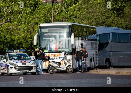 Ein Dutzend Mitarbeiter von Bustourismusunternehmen protestieren am 25. Mai 2020 um den Triumphbogen in Paris, Frankreich, weil sie nicht Teil des Tourismusplans der Regierung waren, um dem Tourismussektor während der Krise des Coronavirus zu helfen. (Foto von Jerome Gilles/NurPhoto) Stockfoto