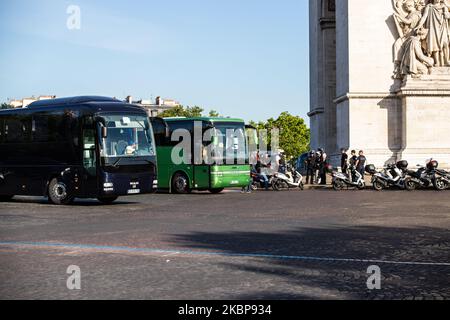 Ein Dutzend Mitarbeiter von Bustourismusunternehmen protestieren am 25. Mai 2020 um den Triumphbogen in Paris, Frankreich, weil sie nicht Teil des Tourismusplans der Regierung waren, um dem Tourismussektor während der Krise des Coronavirus zu helfen. (Foto von Jerome Gilles/NurPhoto) Stockfoto