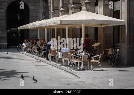 Am 25. Mai 2020 sitzen die Kunden an gesellschaftlich voneinander entfernten Tischen auf der Außenterrasse einer Bar, die in Barcelona, Spanien, mit reduzierter Kapazität betrieben wird. Heute ist der erste Tag, an dem Barcelona an die ''Fase 1'' übergeben wurde. Das bedeutet, dass es in der Stadt erlaubt ist, die Bars, Pubs und Restaurants zu öffnen. Sie können nur auf den Terrassen oder zum Mitnehmen dienen. (Foto von Adria Salido Zarco/NurPhoto) Stockfoto