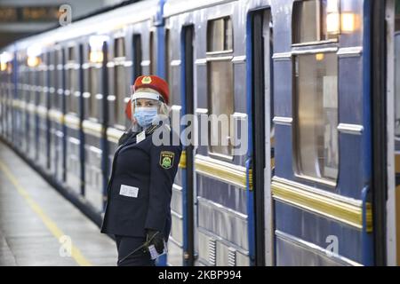 Ein U-Bahnangestellter in der Nähe des Zuges, nachdem die städtische U-Bahn als Teil einer anderen Etappe zur Lockerung der COVID-19-Einschränkungen der Coronavirus-Krankheit in Kiew, Ukraine, am 25. Mai 2020 wiedereröffnet wurde. (Foto von Maxym Marusenko/NurPhoto) Stockfoto