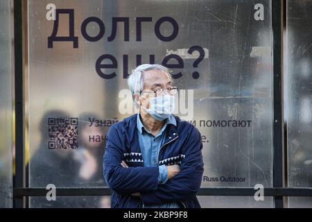 Ein Mann in einer Schutzmaske steht am Schild „wie viel länger?“ Im Zentrum von Sankt Petersburg. In der Stadt wurden 13.713 Menschen infiziert. Sankt Petersburg, Russland. 25. Mai 2020 (Foto von Valya Egorshin/NurPhoto) Stockfoto