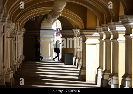 Eine Frau in einer Schutzmaske geht im Zentrum von St. Petersburg. In der Stadt wurden 13.713 Menschen infiziert. Sankt Petersburg, Russland. 25. Mai 2020 (Foto von Valya Egorshin/NurPhoto) Stockfoto