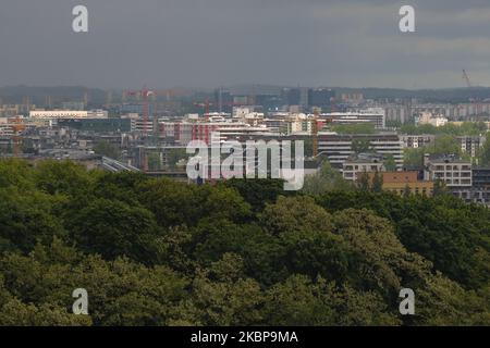 Ein Blick auf Baukräne über Baustellen in Krakau. Am Montag, den 25. Mai 2020, in Krakau, Polen. (Foto von Artur Widak/NurPhoto) Stockfoto