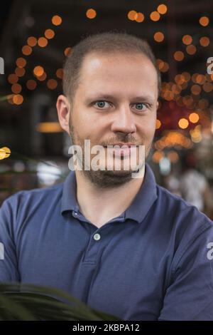 Porträt des Mannes in der Palme Stockfoto