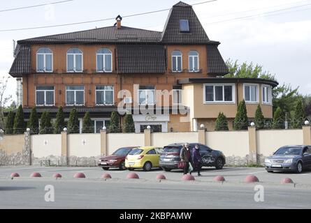 Ein Paar geht an den Hotelgebäuden von Venedig vorbei, wo Dutzende Neugeborene darauf warten, von ihren biologischen Eltern aufgenommen zu werden, in einem Vorort von Kiew, Ukraine, 18. Mai 2020. 56 Babys, die zur Leihmutter von Müttern in der ukrainischen BioTexCom-Klinik für Eltern aus China, Spanien, Deutschland, Frankreich, Italien, Bulgarien und Rumänien warten auf ihre biologischen Eltern, die aufgrund von Grenzschließungen während der Coronavirus-Pandemie COVID-19 die Ukraine nicht erreichen können. (Foto von Sergii Chartschenko/NurPhoto) Stockfoto