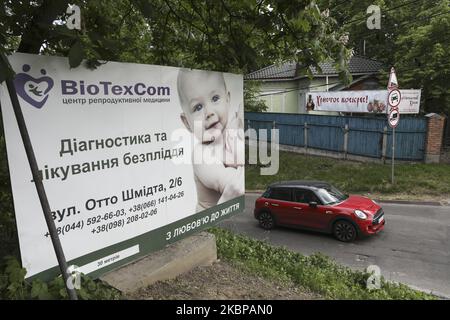 Ein Auto fährt an einer Werbung der BioTexCom-Klinik in Kiew, Ukraine, vorbei, 18. Mai 2020. 56 Babys, die zur Leihmutter von Müttern in der ukrainischen BioTexCom-Klinik für Eltern aus China, Spanien, Deutschland, Frankreich, Italien, Bulgarien und Rumänien warten auf ihre biologischen Eltern, die aufgrund von Grenzschließungen während der Coronavirus-Pandemie COVID-19 die Ukraine nicht erreichen können. (Foto von Sergii Chartschenko/NurPhoto) Stockfoto
