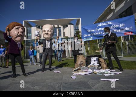 Aktivisten, die als Bundeskanzlerin Angela Merkel und Finanzminister Olaf Scholz verkleidet sind, nehmen an einem Protest vor dem Kanzleramt gegen die jüngste Lufthansa-Rettung am 27. Mai 2020 in Berlin Teil. (Foto von Emmanuele Contini/NurPhoto) Stockfoto