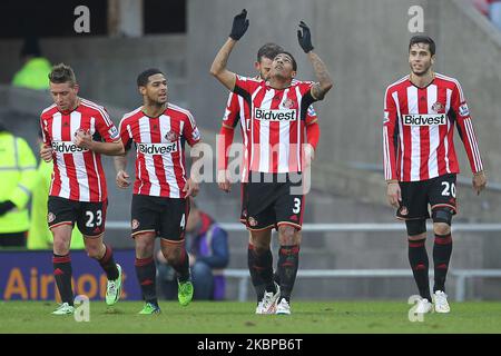 Patrick van Aanholt aus Sunderland feiert mit seinen Teamkollegen sein erstes Tor beim Spiel der dritten Runde des FA Cup zwischen Sunderland und Leeds United am Sonntag, 4.. Januar 2015 im Stadion of Light, Sunderland (Foto: Mark Fletcher/MI News/NurPhoto) Stockfoto