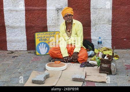 Hindu Wahrsager und Palmist sitzt vor dem Kanyakumari Devi Tempel in Kanyakumari, Tamil Nadu, Indien. (Foto von Creative Touch Imaging Ltd./NurPhoto) Stockfoto