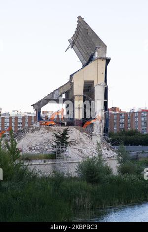 Blick auf die Ruinen des Vicente Calderon Stadions, das am 27. Mai 2020 am Ufer der Manzanares im Bezirk Arganzuela der spanischen Hauptstadt Madrid, Spanien, eine Kapazität von mehr als 50.000 Personen hatte. Der Abriss des alten Stadions von Atletico Madrid, das der La Liga-Club von 1966 bis 2017 beheimatet hatte, ist fast vorbei. (Foto von Oscar Gonzalez/NurPhoto) Stockfoto