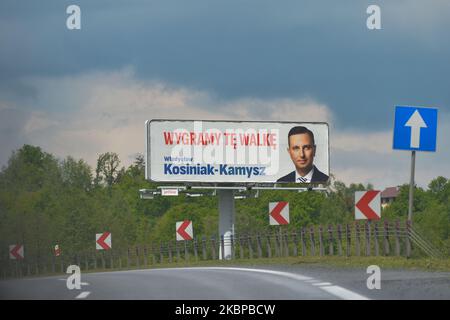 Ein Wahlplakat von Wladysaw Kosiniak-Kamysz von der Polnischen Volkspartei (PSL), einem Kandidaten für die Präsidentschaftswahl 2020 mit der Polnischen Koalition, außerhalb von Krakau gesehen. Am Mittwoch, den 27. Mai 2020, in Krakau, Polen. (Foto von Artur Widak/NurPhoto) Stockfoto