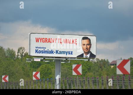 Ein Wahlplakat von Wladysaw Kosiniak-Kamysz von der Polnischen Volkspartei (PSL), einem Kandidaten für die Präsidentschaftswahl 2020 mit der Polnischen Koalition, außerhalb von Krakau gesehen. Am Mittwoch, den 27. Mai 2020, in Krakau, Polen. (Foto von Artur Widak/NurPhoto) Stockfoto