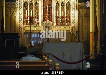 Ein Blick auf St. Malachy's - die Schauspielerkapelle während der Coronavirus-Pandemie am 27. Mai 2020 in New York City. Regierungsrichtlinien ermutigen das Tragen einer Maske in der Öffentlichkeit mit starker sozialer Distanzierung, da alle 50 Staaten in den USA einen allmählichen Prozess begonnen haben, der nach wochenlangen Stay-at-Home-Maßnahmen zur Verlangsamung der Ausbreitung von COVID-19 langsam wieder aufgenommen wurde. Präsident Trump befahl den Staaten, Kirchen zu öffnen. (Foto von John Nacion/NurPhoto) Stockfoto