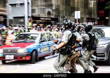 Die Polizei eilt auf eine Gruppe von Demonstranten zu, während sie während der Straßendemonstrationen zur Mittagszeit in Central, dem Finanzzentrum Hongkongs, in Hongkong, 27.. Mai 2020, Pfefferkugeln abfeuert. (Foto von Tommy Walker/NurPhoto) Stockfoto