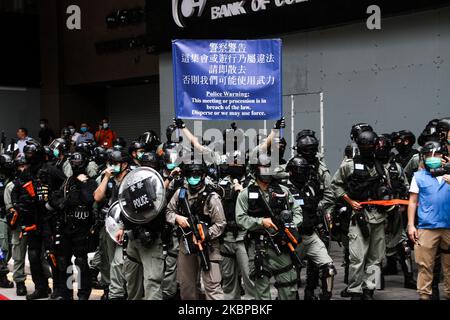 Die Polizei hebt die blaue Flagge, um die Demonstranten während der Straßendemonstrationen in Central, Hong Kong Island, Hongkong, am 27.. Mai 2020 zu warnen (Foto: Tommy Walker/NurPhoto) Stockfoto