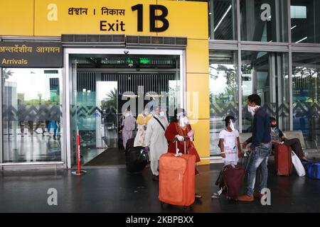 Passagiere mit Gesichtsmasken kommen am 28,2020. Mai am Netaji Subhash Chandra Bose International Airport an, nachdem die Regierung die Wiederaufnahme der Inlandsflüge während einer ausgedehnten landesweiten Sperre zur Eindämmung der Ausbreitung der neuartigen Coronavirus-Pandemie (COVID-19) in Kalkutta, Indien, gestattet hatte. (Foto von Debajyoti Chakraborty/NurPhoto) Stockfoto