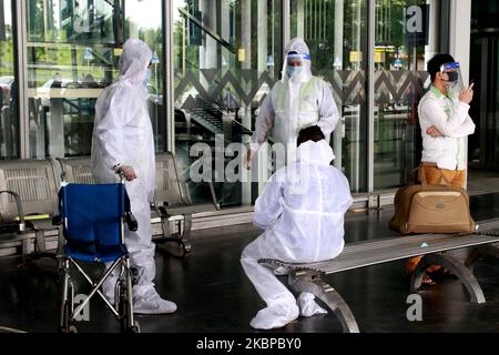 Gesundheitsmitarbeiter am internationalen Flughafen Netaji Subhash Chandra Bose, nachdem die Regierung die Wiederaufnahme der Inlandsflüge während einer ausgedehnten landesweiten Sperre zur Eindämmung der Ausbreitung der neuartigen Coronavirus-Pandemie (COVID-19) in Kalkutta, Indien, am 28,2020. Mai gestattet hatte. (Foto von Debajyoti Chakraborty/NurPhoto) Stockfoto