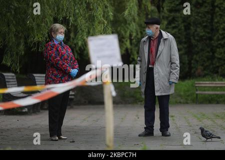 Ein Mann, der ein traditionelles ukrainisches besticktes Hemd mit Maske und Handschuhen trägt, steht neben einer Frau in Kiew, Ukraine, 28. Mai 2020. Das ukrainische Ministerkabinett hat ab dem 22. Mai landesweit eine sogenannte adaptive Quarantäne eingeführt, in der die anwendbare Strenge der an die regionalen Behörden delegierten Quarantänemaßnahmen (Foto: Sergii Kharchenko/NurPhoto) Stockfoto