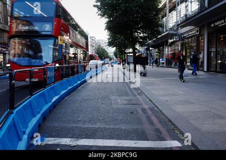 Ein Teil des „Streetspace“-Programms des Bürgermeisters von London, das darauf ausgelegt ist, die Kapazität für Fußgänger und Radfahrer auf bestimmten Straßen zu erweitern, während die Richtlinien zur sozialen Distanzierung am 28. Mai 2020 in der Edgware Road in London, England, in Kraft bleiben. Das Vereinigte Königreich befindet sich jetzt in der zehnten Woche der Blockierung des Coronavirus, und die Gesamtzahl der Todesfälle liegt laut der heutigen aktualisierten Zählung des Gesundheitsministeriums bei 37.837. Der britische Premierminister Boris Johnson steht unterdessen unter unerbittlichen Druck wegen seiner Weigerung, seinen Spitzenberater Dominic Cummings zu entlassen, der beschuldigt wird, strikte Aufenthaltsvergehen zu missachten. Stockfoto