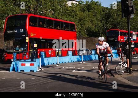 Ein Radfahrer fährt am 28. Mai 2020 auf der Park Lane in London, England, entlang eines Abschnitts des „Streetspace“-Programms des Bürgermeisters von London, das darauf ausgelegt ist, die Kapazität von Fußgängern und Radfahrern auf bestimmten Straßen zu erweitern, während die Richtlinien zur sozialen Distanzierung in Kraft bleiben. Das Vereinigte Königreich befindet sich jetzt in der zehnten Woche der Blockierung des Coronavirus, und die Gesamtzahl der Todesfälle liegt laut der heutigen aktualisierten Zählung des Gesundheitsministeriums bei 37.837. Der britische Premierminister Boris Johnson steht unterdessen unter unerbittlichen Druck wegen seiner Weigerung, seinen Spitzenberater, Dominic Cummings, zu entlassen, der der FL Stockfoto