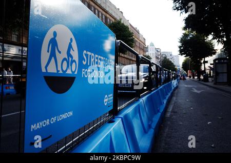 Ein Teil des „Streetspace“-Programms des Bürgermeisters von London, das darauf ausgelegt ist, die Kapazität für Fußgänger und Radfahrer auf bestimmten Straßen zu erweitern, während die Richtlinien zur sozialen Distanzierung am 28. Mai 2020 in der Edgware Road in London, England, in Kraft bleiben. Das Vereinigte Königreich befindet sich jetzt in der zehnten Woche der Blockierung des Coronavirus, und die Gesamtzahl der Todesfälle liegt laut der heutigen aktualisierten Zählung des Gesundheitsministeriums bei 37.837. Der britische Premierminister Boris Johnson steht unterdessen unter unerbittlichen Druck wegen seiner Weigerung, seinen Spitzenberater Dominic Cummings zu entlassen, der beschuldigt wird, strikte Aufenthaltsvergehen zu missachten. Stockfoto