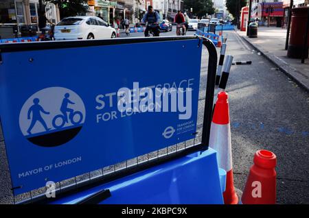 Ein Teil des „Streetspace“-Programms des Bürgermeisters von London, das darauf ausgelegt ist, die Kapazität für Fußgänger und Radfahrer auf bestimmten Straßen zu erweitern, während die Richtlinien zur sozialen Distanzierung am 28. Mai 2020 in der Edgware Road in London, England, in Kraft bleiben. Das Vereinigte Königreich befindet sich jetzt in der zehnten Woche der Blockierung des Coronavirus, und die Gesamtzahl der Todesfälle liegt laut der heutigen aktualisierten Zählung des Gesundheitsministeriums bei 37.837. Der britische Premierminister Boris Johnson steht unterdessen unter unerbittlichen Druck wegen seiner Weigerung, seinen Spitzenberater Dominic Cummings zu entlassen, der beschuldigt wird, strikte Aufenthaltsvergehen zu missachten. Stockfoto