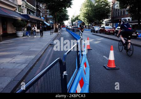 Ein Teil des „Streetspace“-Programms des Bürgermeisters von London, das darauf ausgelegt ist, die Kapazität für Fußgänger und Radfahrer auf bestimmten Straßen zu erweitern, während die Richtlinien zur sozialen Distanzierung am 28. Mai 2020 in der Edgware Road in London, England, in Kraft bleiben. Das Vereinigte Königreich befindet sich jetzt in der zehnten Woche der Blockierung des Coronavirus, und die Gesamtzahl der Todesfälle liegt laut der heutigen aktualisierten Zählung des Gesundheitsministeriums bei 37.837. Der britische Premierminister Boris Johnson steht unterdessen unter unerbittlichen Druck wegen seiner Weigerung, seinen Spitzenberater Dominic Cummings zu entlassen, der beschuldigt wird, strikte Aufenthaltsvergehen zu missachten. Stockfoto