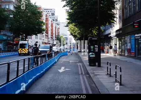 Ein Teil des „Streetspace“-Programms des Bürgermeisters von London, das darauf ausgelegt ist, die Kapazität für Fußgänger und Radfahrer auf bestimmten Straßen zu erweitern, während die Richtlinien zur sozialen Distanzierung am 28. Mai 2020 in der Edgware Road in London, England, in Kraft bleiben. Das Vereinigte Königreich befindet sich jetzt in der zehnten Woche der Blockierung des Coronavirus, und die Gesamtzahl der Todesfälle liegt laut der heutigen aktualisierten Zählung des Gesundheitsministeriums bei 37.837. Der britische Premierminister Boris Johnson steht unterdessen unter unerbittlichen Druck wegen seiner Weigerung, seinen Spitzenberater Dominic Cummings zu entlassen, der beschuldigt wird, strikte Aufenthaltsvergehen zu missachten. Stockfoto