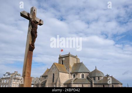 Barfleur (Normandie, Nordwestfrankreich): kalvarienberg im Hafen und St. Nikolaus-Kirche („eglise Saint Nicolas“) im Hintergrund Stockfoto