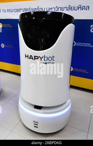 Ein Blick auf den intelligenten mobilen Roboter-medizinischen Assistenten „Hapy bot“ zur Unterstützung der medizinischen Arbeit wurde von Netbay Public Company Limited als Teil der Bemühungen von Thailand Medical während der Pandemie der Coronavirus-Krankheit (Covid-19) während der Pressekonferenz an der Fakultät für Tropenmedizin Mahidol University am 29. Mai entwickelt. 2020 in Bangkok, Thailand. (Foto von Vachira Vachira/NurPhoto) Stockfoto