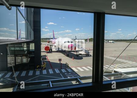 Günstige Wizz Air-Flugzeuge werden am 29. Mai 2020 am Flughafen Lech Walesa in Danzig, Polen, in Danzig gesehen.der Flughafen Danzig bereitet sich auf die Aufnahme des ersten Flugzeugs vor, nachdem die Inlandsflüge ab dem 1. Juni dieses Jahres wieder aufgenommen wurden. Der Flugverkehr wurde aufgrund einer Coronavirus-Pandemie Mitte März 2020 eingestellt. Jeder Passagier wird seine Temperatur mit einer Wärmebildkamera messen lassen, nur Passagiere dürfen den Flughafenterminal betreten. (Foto von Michal Fludra/NurPhoto) Stockfoto