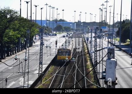 Allgemeine Ansicht der Bahngleise der Firma CP (Comboios de Portugal), die in der Stadt Lissabon Transit macht, 29. Mai 2020. Die historische Nachtzugfahrt zwischen den Hauptstädten Portugals und Spaniens wurde am 17. März aufgrund der COVID-19-Pandemie ausgesetzt, und es ist bekannt, dass sie nicht wieder eröffnet werden wird. Diese Reise, die von der portugiesischen Firma CP und der spanischen Renfe durchgeführt wird, wird unter keinen Umständen fortgesetzt. Die Nachricht wurde von einem Renfe-Sprecher gegeben, der versicherte, dass die Strecke nicht mehr in Betrieb sein wird. Der Grund für diese Annullierung ist, dass sie eine der am wenigsten profitablen se ist Stockfoto