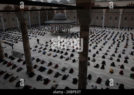 Die Gläubigen führen Freitagsgebete in der größten Moschee (ÇAMLICA) der Türkei durch, nachdem die türkische Regierung die Moscheen unter der Bedingung der Entfernung und der Sicherheit des Gesundheitsschutzes wiedereröffnet hat, um die Ausbreitung des Virus am 29. Mai 2020 in Istanbul, Türkei, zu verhindern. (Foto von Amer AlMohipany/NurPhoto) Stockfoto