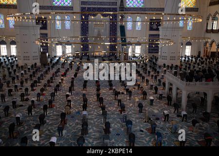 Die Gläubigen führen Freitagsgebete in der größten Moschee (ÇAMLICA) der Türkei durch, nachdem die türkische Regierung die Moscheen unter der Bedingung der Entfernung und der Sicherheit des Gesundheitsschutzes wiedereröffnet hat, um die Ausbreitung des Virus am 29. Mai 2020 in Istanbul, Türkei, zu verhindern. (Foto von Amer AlMohipany/NurPhoto) Stockfoto