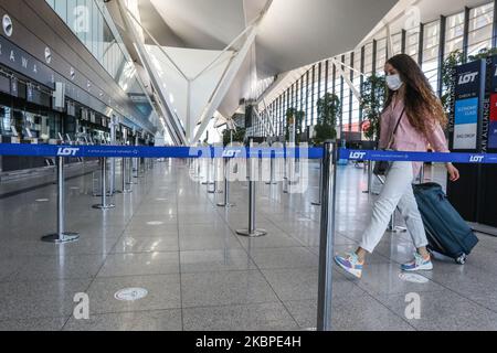 Am 29. Mai 2020 wird auf dem Flughafen Lech Walesa in Danzig, Polen, eine junge Frau mit Gesichtsmaske zur Abfertigung für ihren Charterflug wegen der Pandemie Covid-19 gesehen (Foto: Michal Fludra/NurPhoto) Stockfoto