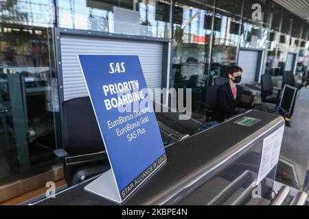 Check-in-Mitarbeiter von SAS Lines mit Gesichtsmaske aufgrund der Covid-19-Pandemie wird am 29. Mai 2020 auf dem Danziger Flughafen Lech Walesa in Danzig, Polen, gesehen (Foto: Michal Fludra/NurPhoto) Stockfoto