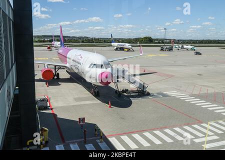 Das kostengünstige ungarische Wizz Air-Flugzeug wird am 29. Mai 2020 auf dem Flughafen Lech Walesa in Danzig, Polen, gesehen (Foto: Michal Fludra/NurPhoto) Stockfoto