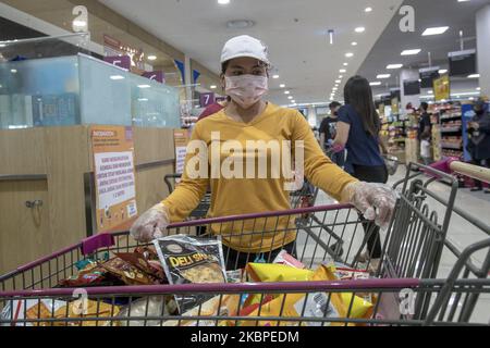 DER EON-Supermarkt, der Teil des EON-Einkaufszentrums in Tangerang, Banten, Indonesien ist, der sich aufgrund der großen sozialen Einschränkungen der Stadt selbst geöffnet hat, beschäftigt nun Sicherheitsbeamte, die mit einem Bullhorn bewaffnet um den Supermarkt herumlaufen, um die Käufer an die physische Distanz zu erinnern und am 26. Mai 2020 das Gesundheitsprotokoll zu befolgen. EON Mall ist ein Netzwerk von Einkaufszentren aus Japan, das zum Unternehmen EON gehört. Dieses Netzwerk verfügt über 162 Einkaufszentren in Japan, China, Vietnam, Kambodscha und Indonesien. (Foto von Mas Agung Wilis/NurPhoto) Stockfoto