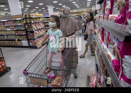 DER EON-Supermarkt, der Teil des EON-Einkaufszentrums in Tangerang, Banten, Indonesien ist, der sich aufgrund der großen sozialen Einschränkungen der Stadt selbst geöffnet hat, beschäftigt nun Sicherheitsbeamte, die mit einem Bullhorn bewaffnet um den Supermarkt herumlaufen, um die Käufer an die physische Distanz zu erinnern und am 26. Mai 2020 das Gesundheitsprotokoll zu befolgen. EON Mall ist ein Netzwerk von Einkaufszentren aus Japan, das zum Unternehmen EON gehört. Dieses Netzwerk verfügt über 162 Einkaufszentren in Japan, China, Vietnam, Kambodscha und Indonesien. (Foto von Mas Agung Wilis/NurPhoto) Stockfoto