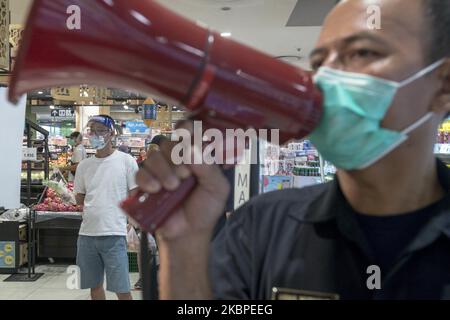 DER EON-Supermarkt, der Teil des EON-Einkaufszentrums in Tangerang, Banten, Indonesien ist, der sich aufgrund der großen sozialen Einschränkungen der Stadt selbst geöffnet hat, beschäftigt nun Sicherheitsbeamte, die mit einem Bullhorn bewaffnet um den Supermarkt herumlaufen, um die Käufer an die physische Distanz zu erinnern und am 26. Mai 2020 das Gesundheitsprotokoll zu befolgen. EON Mall ist ein Netzwerk von Einkaufszentren aus Japan, das zum Unternehmen EON gehört. Dieses Netzwerk verfügt über 162 Einkaufszentren in Japan, China, Vietnam, Kambodscha und Indonesien. (Foto von Mas Agung Wilis/NurPhoto) Stockfoto